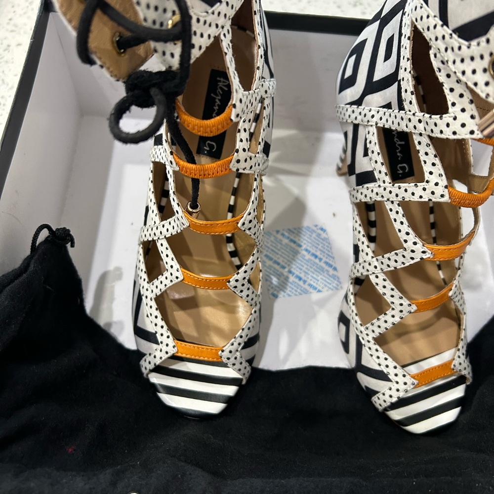 ⬇️PRICE 💐 Alejandra G - Black and White Bootie Heel - Size 37 - Picture 8 of 12